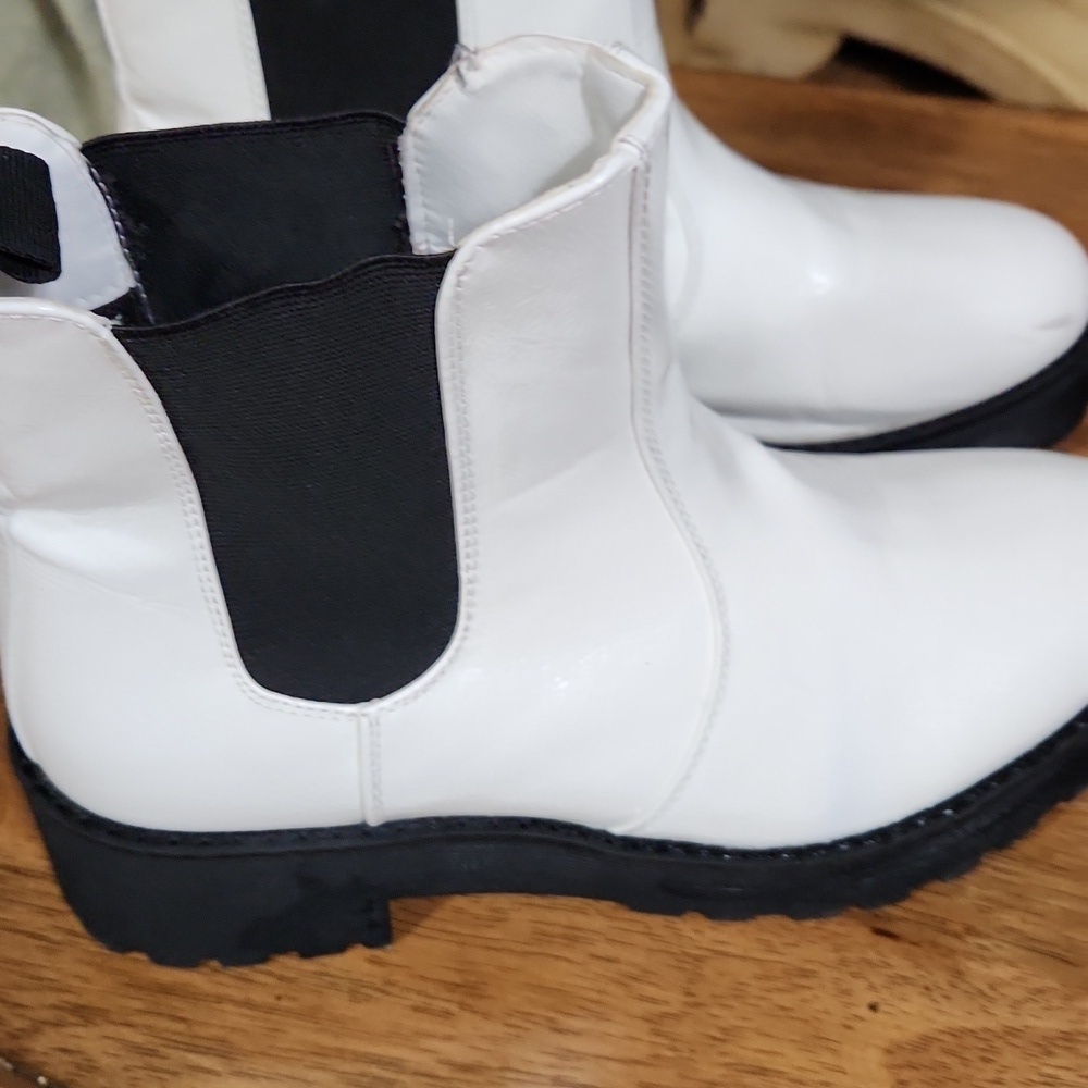 Dirty Laundry White and Black Midcalf Women's Chunky Boots size: 8 - Picture 4 of 7